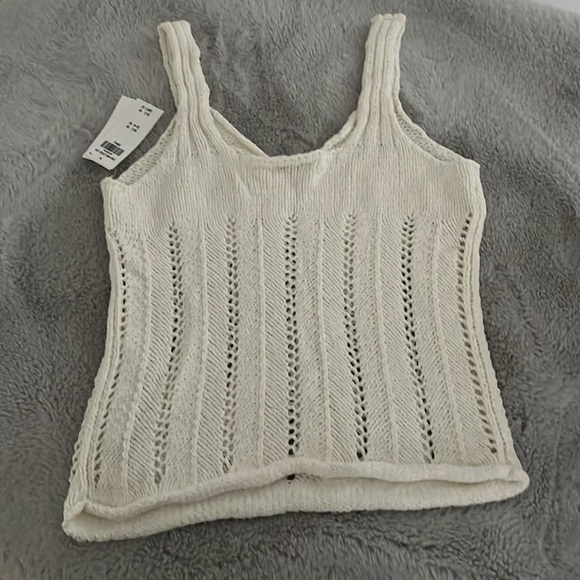 NWT Abercombie skimming v-neck crochet top - Picture 9 of 9